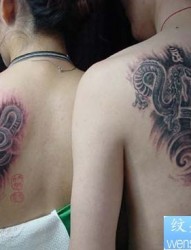 情侣胸前的英文纹身图案