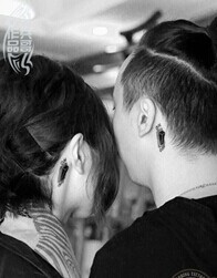 点击大图看下一张:颈部情侣图腾精灵纹身图片