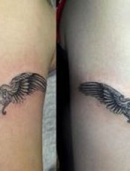手臂情侣爱心翅膀纹身图片