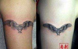 点击大图看下一张：手臂情侣爱心翅膀纹身图片