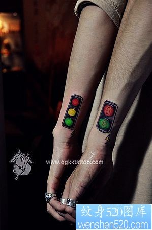 点击大图看下一张：另类潮流的情侣纹身：手臂情侣红绿灯纹身图片