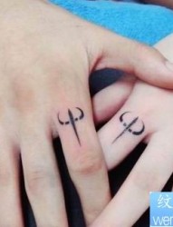 情侣纹身图片：经典手指图腾情侣纹身图片作品