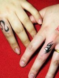 一幅情侣手指图腾纹身图片