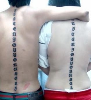 点击大图看下一张：背部情侣英文字母纹身图片