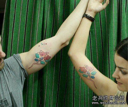 点击大图看下一张：手臂卡通花卉情侣纹身