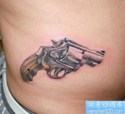 点击大图看下一张：腰部精美潮流的小手枪纹身图片