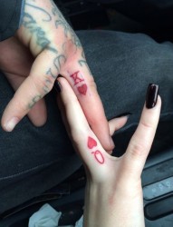 手指间的小亲密，情侣手指纹身
