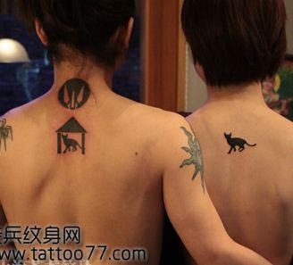 点击大图看下一张：背部情侣图腾猫纹身图片