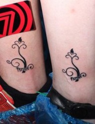女人肩膀处可爱漂亮的情侣小燕子纹身图片
