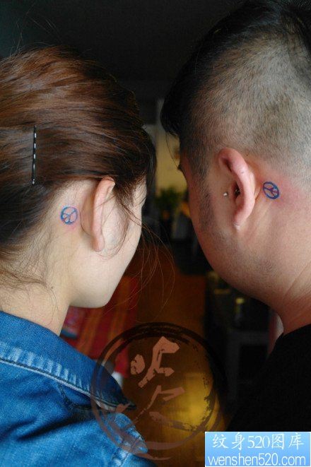 点击大图看下一张：耳部潮流小巧的情侣反战符号纹身图片