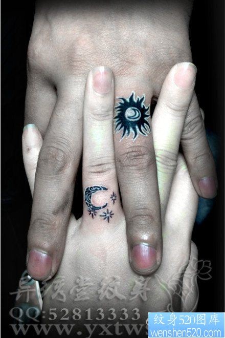 点击大图看下一张：手指潮流流行的情侣太阳与月亮纹身图片