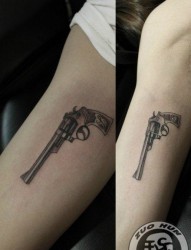 时尚潮流的一幅情侣手枪纹身图片