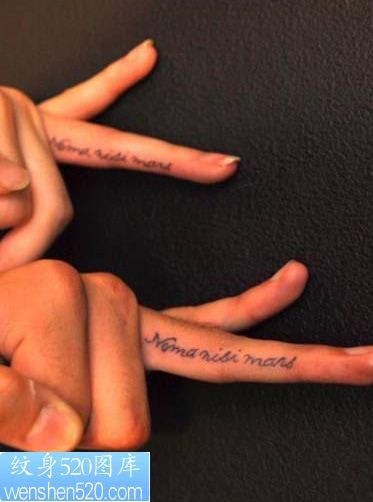 点击大图看下一张：情侣手指字母纹身
