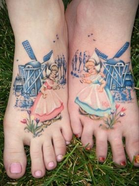 点击大图看下一张：脚面小女孩情侣纹身是时下情侣纹身的不错选择