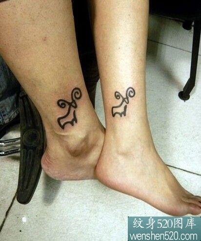 点击大图看下一张：双脚脚腕上的两只羊情侣纹身
