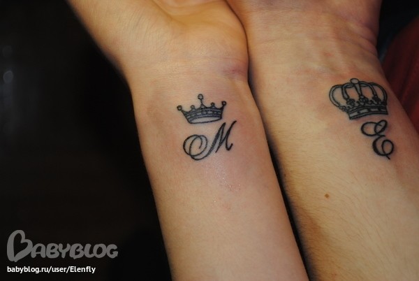 点击大图看下一张：情侣手腕漂亮的皇冠纹身