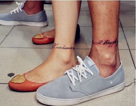 点击大图看下一张：脚踝上亲密的情侣纹身