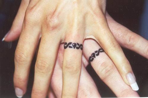 点击大图看下一张：手指上唯美的戒指纹身