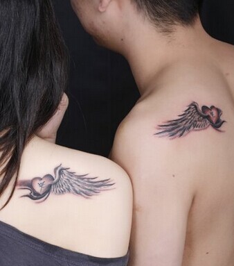 点击大图看下一张：情侣肩部漂亮的翅膀刺青
