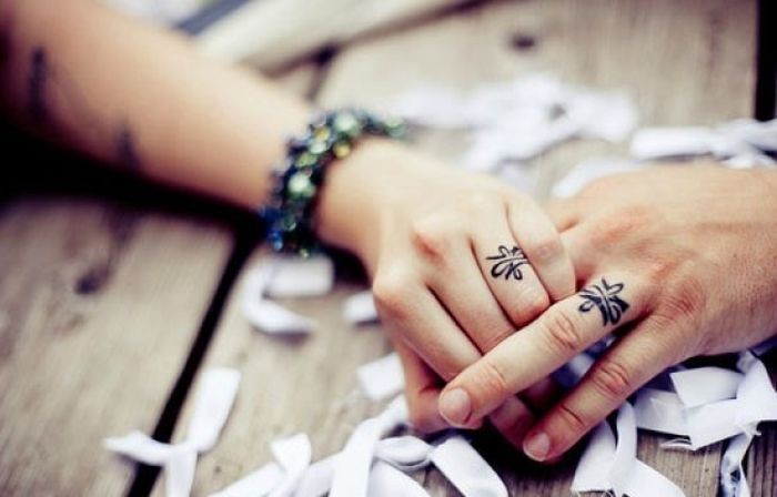 点击大图看下一张：情侣手指上的小清新纹身