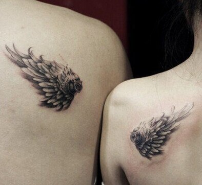 点击大图看下一张：情侣肩部漂亮的翅膀刺青图5