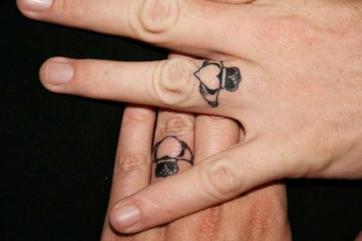 点击大图看下一张：情侣手指上的小清新纹身图5
