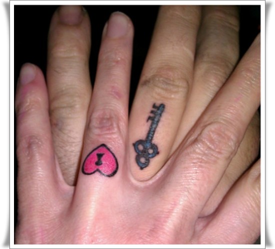 点击大图看下一张：情侣手指上的小清新纹身图4