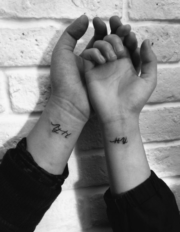 点击大图看下一张：情侣手腕小巧的英文刺青