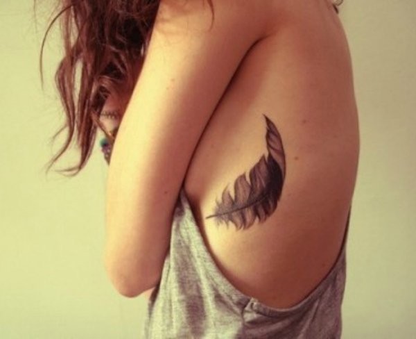 点击大图看下一张：肋部漂亮时尚的羽毛纹身