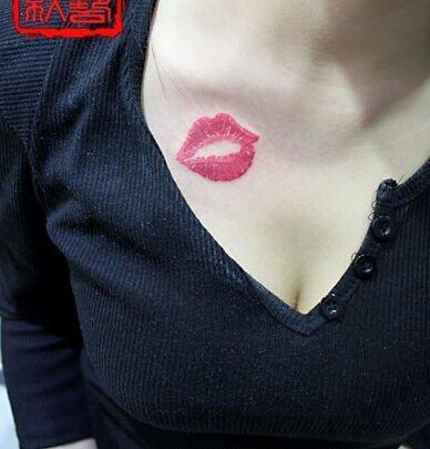 点击大图看下一张：胸部性感的红唇刺青图2