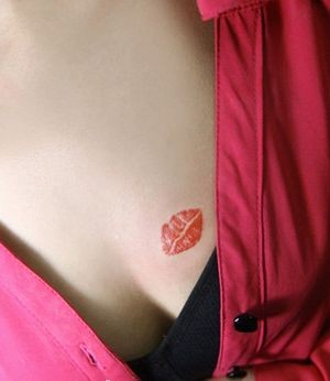 点击大图看下一张：胸部性感的红唇刺青