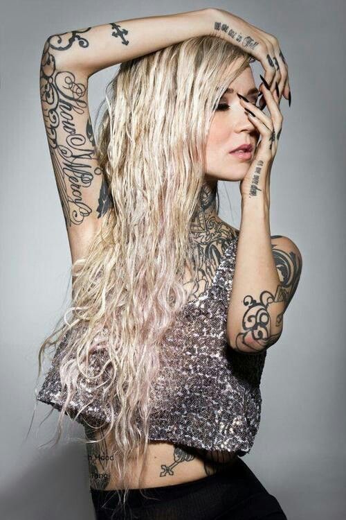 点击大图看下一张：看时尚美女如何玩转纹身界图7