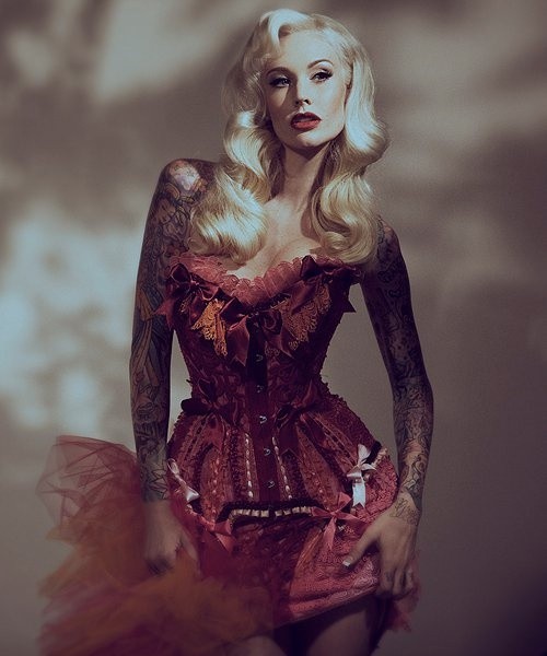 点击大图看下一张:看时尚美女如何玩转纹身界图21