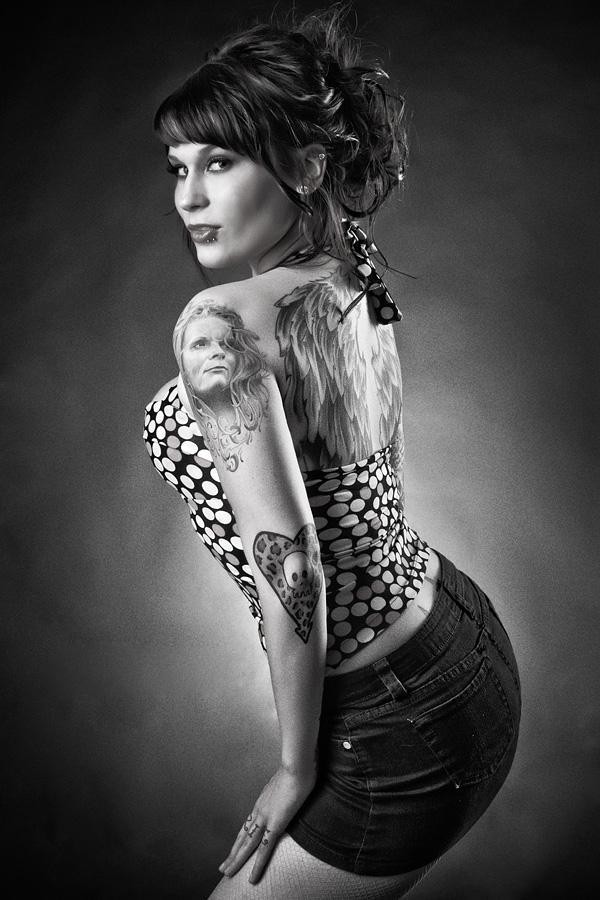 点击大图看下一张：看时尚美女如何玩转纹身界图23