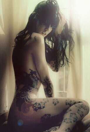 点击大图看下一张：全裸美女华丽的诠释纹身的魅力图29