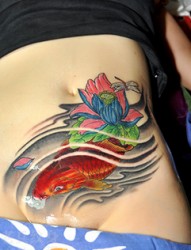 美女腹部个性的鲤鱼纹身