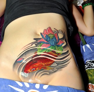点击大图看下一张：美女腹部个性的鲤鱼纹身图3
