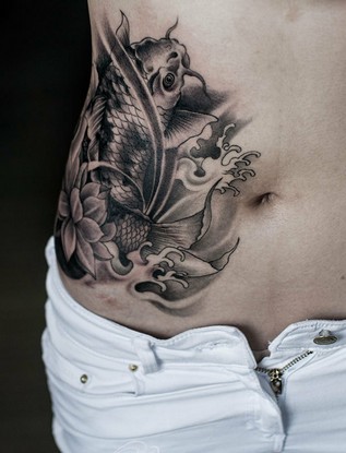 点击大图看下一张：美女腹部个性的鲤鱼纹身图2