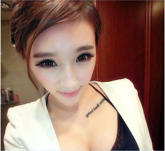 点击大图看下一张:锁骨上时尚的英文刺青图6