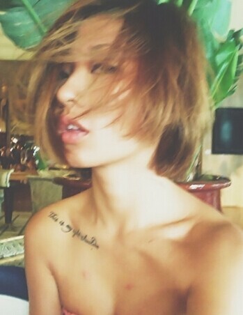 点击大图看下一张：锁骨上时尚的英文刺青图8