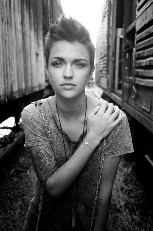 点击大图看下一张:Ruby Rose是少数公开出柜的明星之一图4