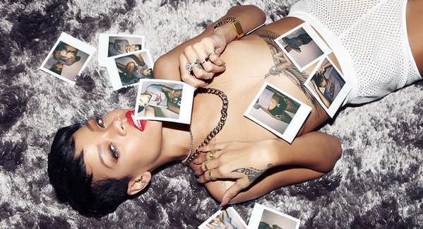 点击大图看下一张：蕾哈娜身上个性的手枪刺青图8