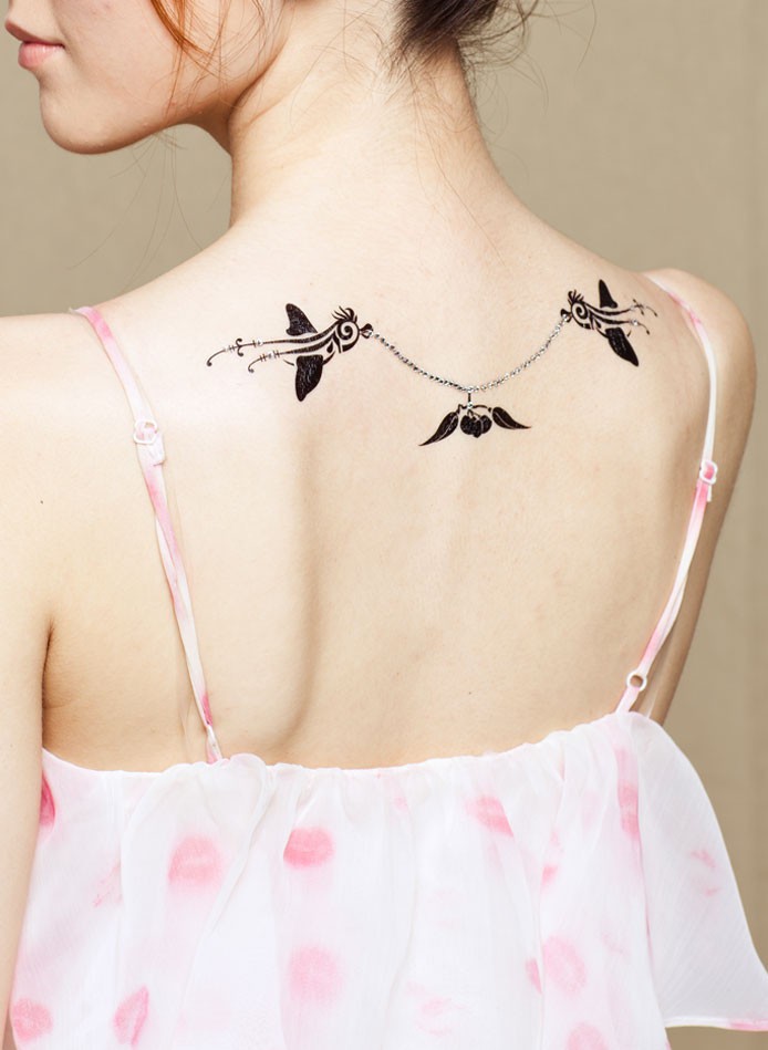 点击大图看下一张：漂亮的蝴蝶女生肩部纹身图2