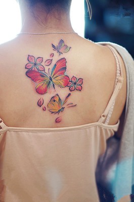 点击大图看下一张：漂亮的蝴蝶女生肩部纹身图4