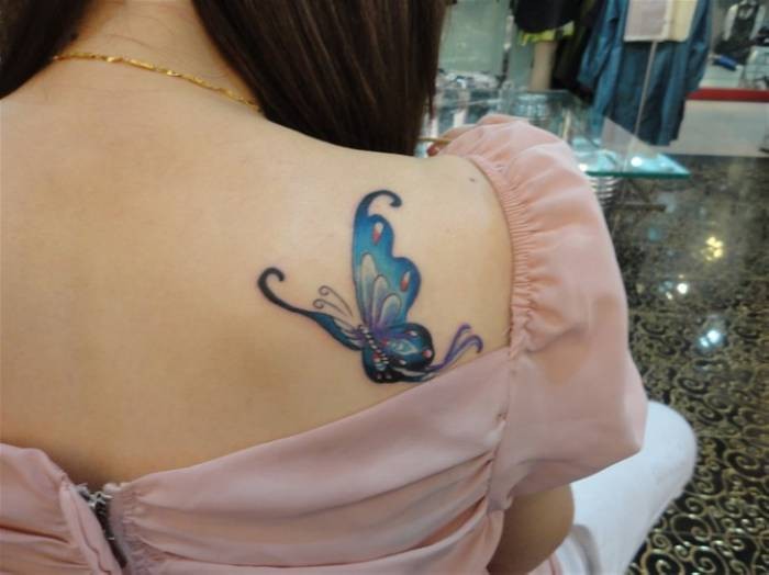 点击大图看下一张：漂亮的蝴蝶女生肩部纹身图3