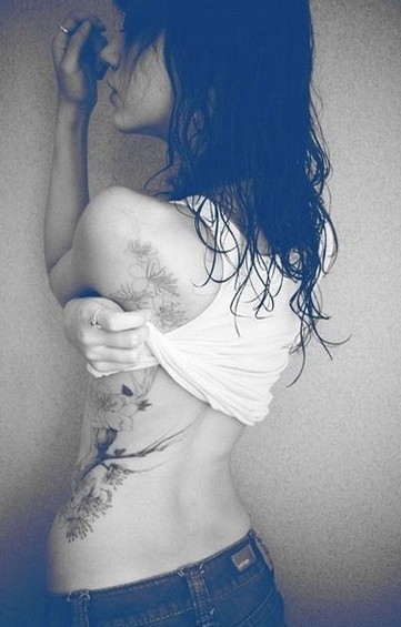 点击大图看下一张：美女性感背部纹身图3