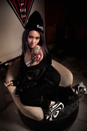 点击大图看下一张：性感美女玩转纹身界图6