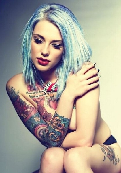 点击大图看下一张:性感美女玩转纹身界图11