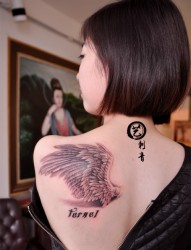 美女肩胛骨纹身，翅膀纹身