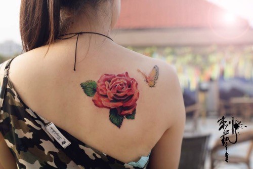 点击大图看下一张：美女后背玫瑰花纹身